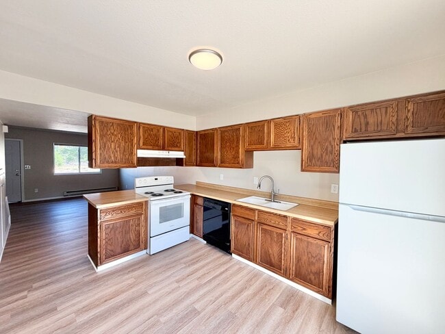Building Photo - Two-Level 2BR with Fenced Yard & Washer/Dryer Hookups