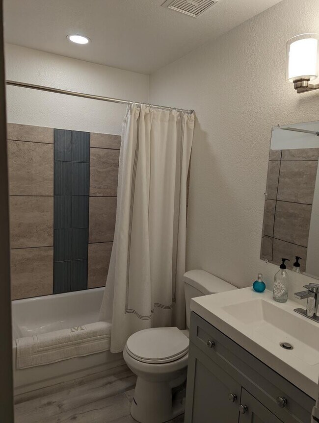 Building Photo - 306 E Ludlow Dr