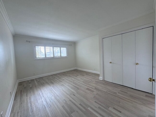 Building Photo - 3 bed & 2 bath home in EAST side Long Beach