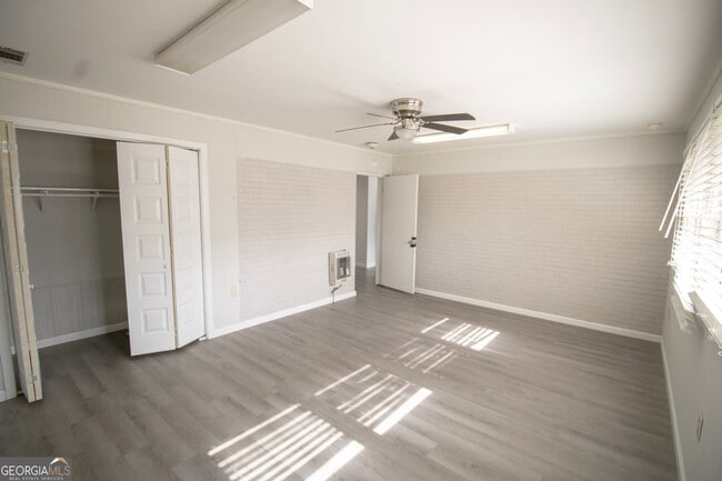 Building Photo - 517 E Main St