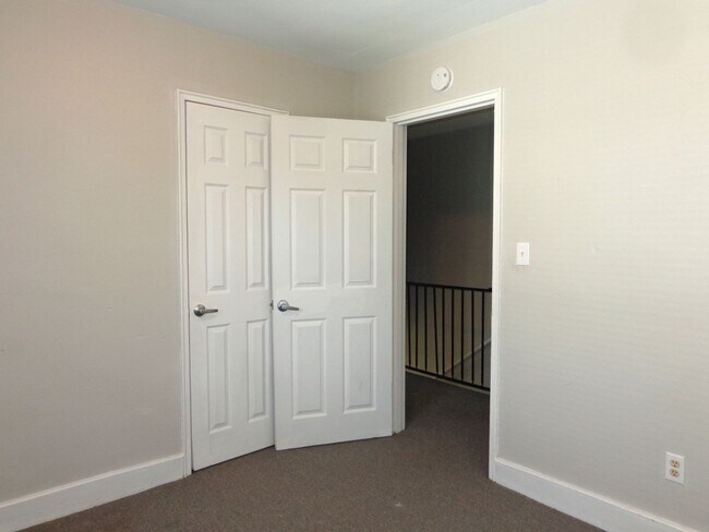 Building Photo - Townhomes at West Little Creek - Holiday Rent Special!