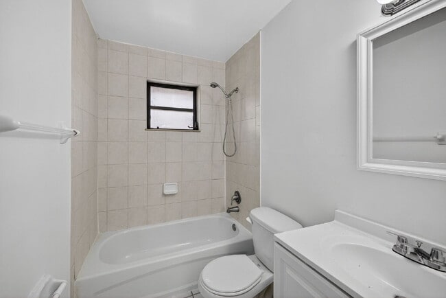 Building Photo - QUICK MOVE IN - FIRST MONTH FREE | Bright & Modern 1-Bedroom Apartment in Prime Oakland Park Loca...