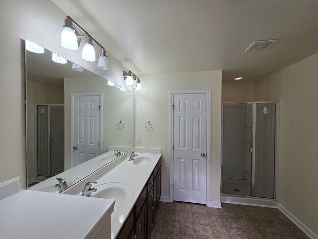 Building Photo - Bright & Beautiful Carriage House with Flexible 4-Bedroom Layout!