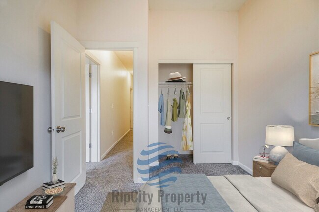 Building Photo - 1090 SW 170th Ave