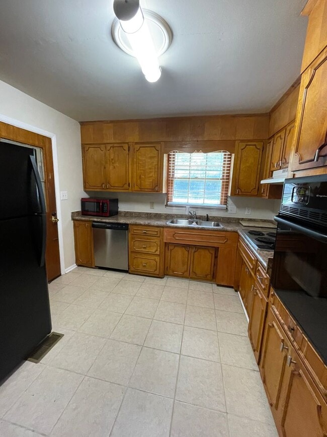 Building Photo - 3 Bedroom 2 Bathroom Home with One Car Attached Garage in Valley Park Homes Subdivision