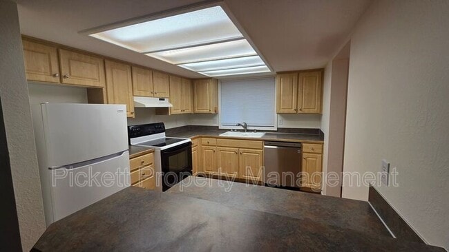 Building Photo - 565 NW Carolyn Ln