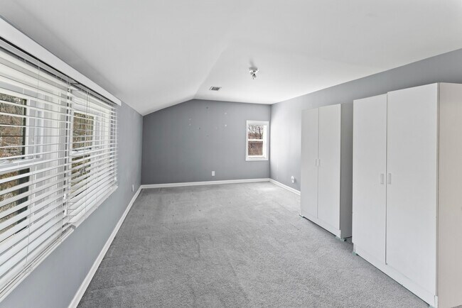 Building Photo - 2916 Oakwood Ave