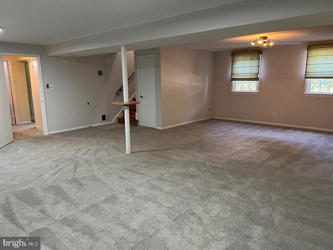 Building Photo - 8711 Braeburn Dr