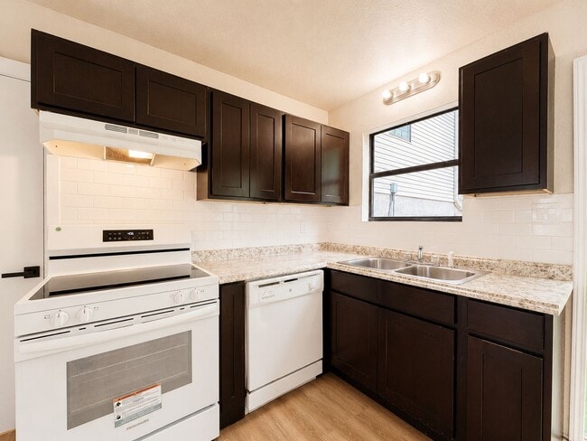 Building Photo - Remodeled 2 Bed/ 1.5 Bath Townhouse in Batesville!