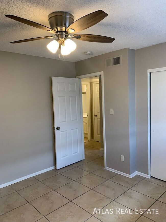 Building Photo - 2 WEEKS FREE _ 2 Bedroom 1 bath- Ready for...