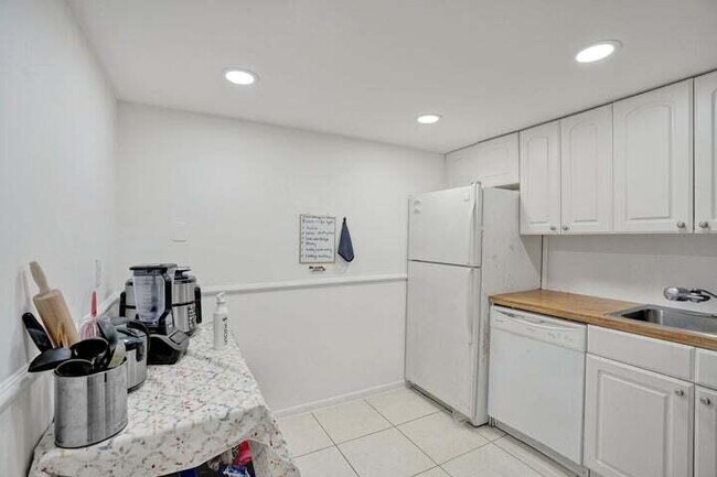 Building Photo - 636 NW 13th St