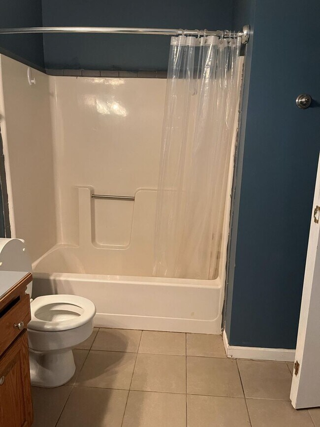 Building Photo - 3 bed 2.5 bath townhome off Bob Billings!