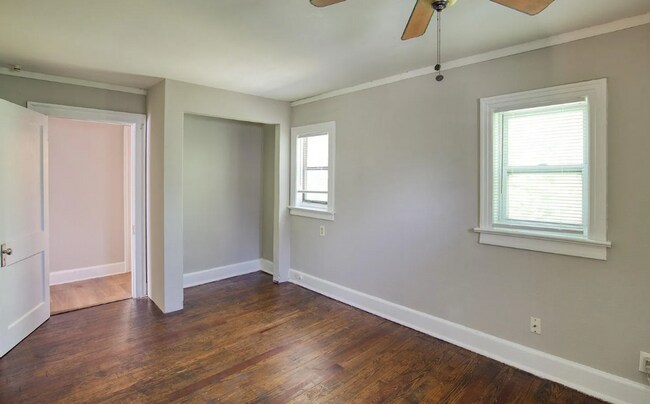 Building Photo - 9924 Sunset Dr