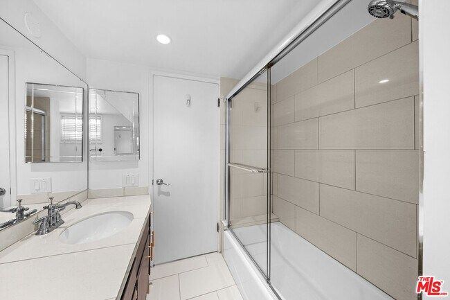 Building Photo - 148 S Reeves Dr