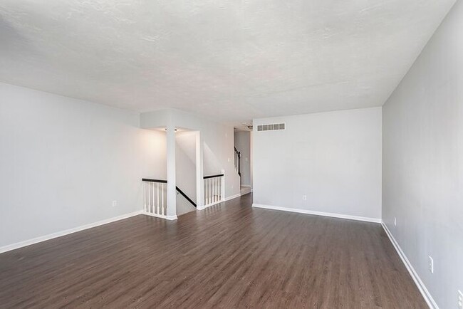 Building Photo - Spacious Updated 2 Bedroom Townhome in Bea...