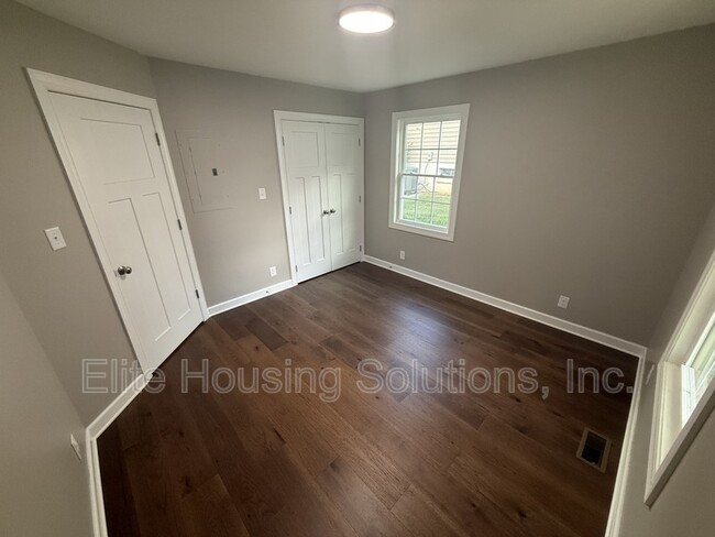 Building Photo - 445 S 14th St