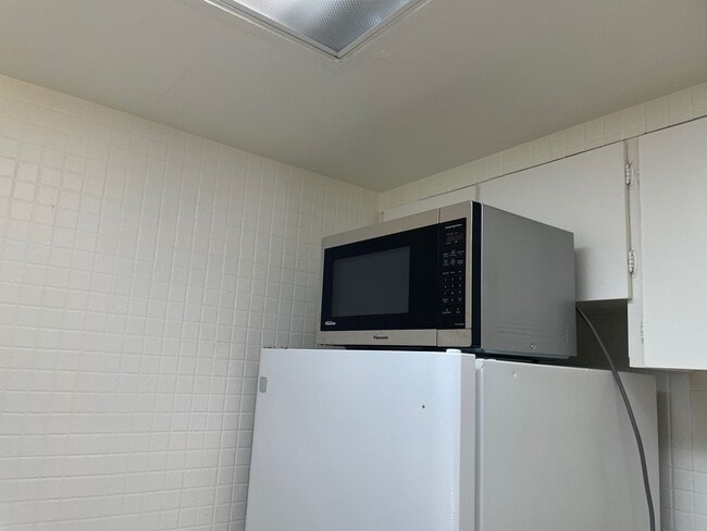Building Photo - Spacious 2 Bedroom, 1 Bath Apartment w/ 1 Car Covered parking and onsite laundry