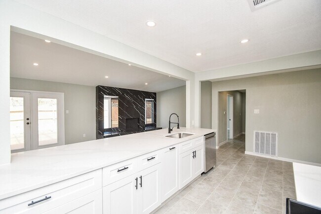 Building Photo - 5850 Duxbury St