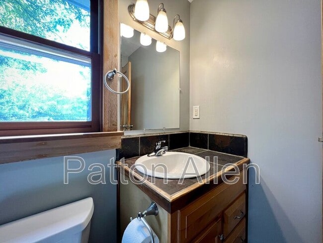 Building Photo - 5 Shady Cv Ln