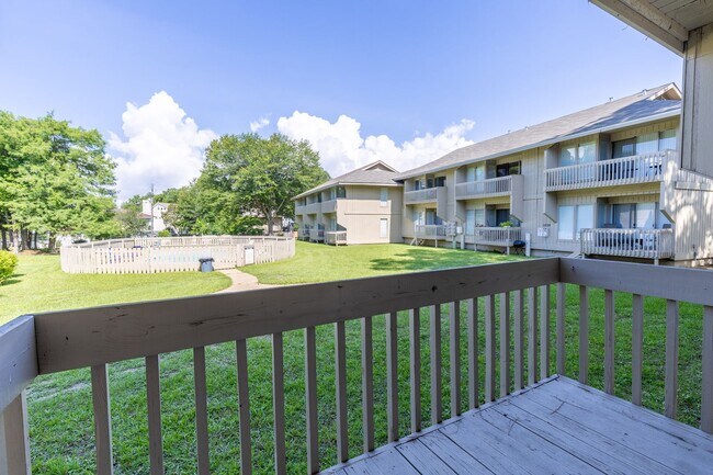 Building Photo - First floor condo available now! Pool views!