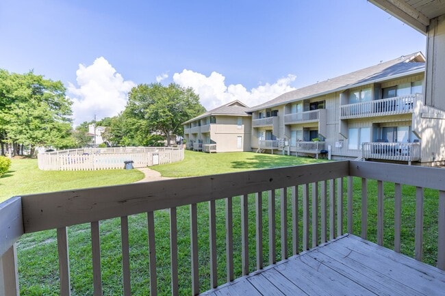 Building Photo - PRICE REDUCTION! FIRST FULL MONTH FREE!  F...
