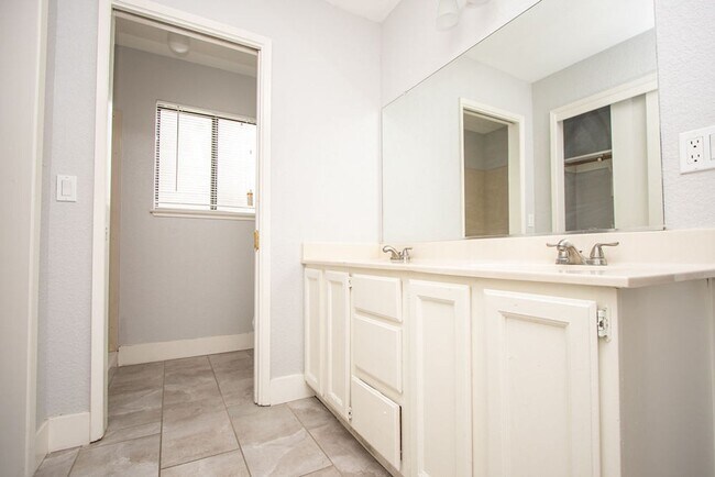 Building Photo - Coming Soon!! Cozy 3-Bedroom, 2-Bath Home in Modesto