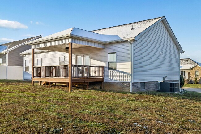Building Photo - Quiet cut-de-sac living with country views!