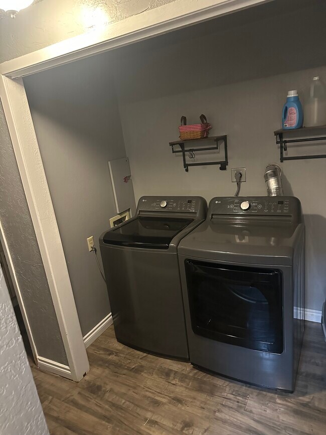 Building Photo - 524 Silcott Ct