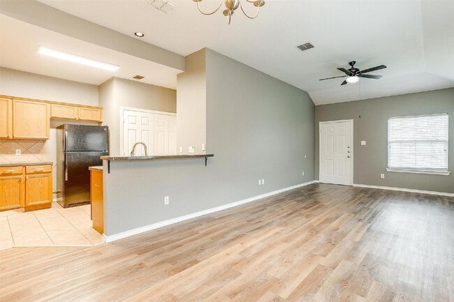 Building Photo - Charming 3-Bed, 2-Bath Duplex in Burleson