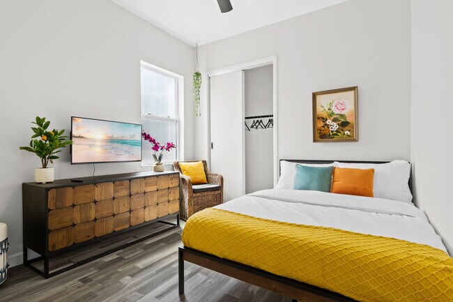 Building Photo - 2420 Valentine St