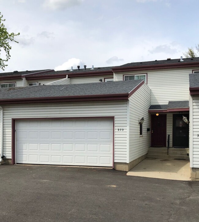 Building Photo - Three Bedroom Townhome in NW Rochester MN ...