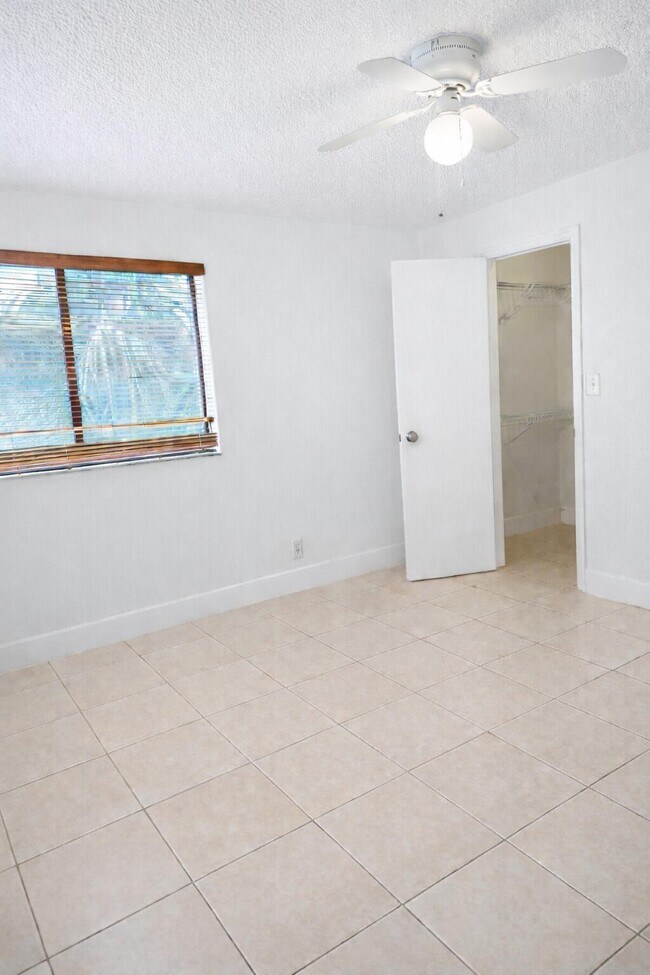 Building Photo - 2926 S University Dr