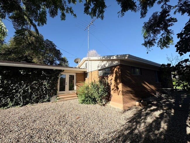 Building Photo - 437 Circleway Dr