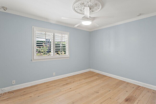 Building Photo - Remodeled Huntington Home!