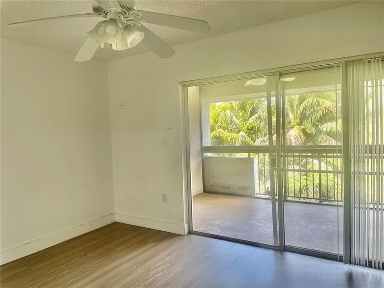 Building Photo - 721 N Pine Island Rd