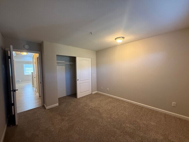 Building Photo - 2 BR/2BA Condo close to shopping, restaurants and beaches