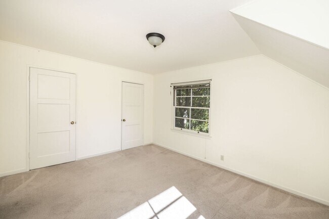 Building Photo - 1 Bed, 1 Bath Standalone ADU w/ Laundry & ...