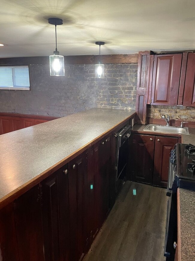 Building Photo - Cozy 1 Bedroom 1 Bathroom Basement Unit!