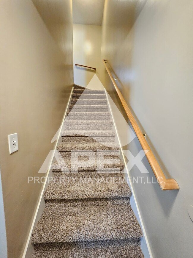 Building Photo - MOVE-IN SPECIAL,NO RENT TIL MAY 1ST! - Nice 2 Bd | 1.5 Ba Townhouse in West Knox Condo Community!