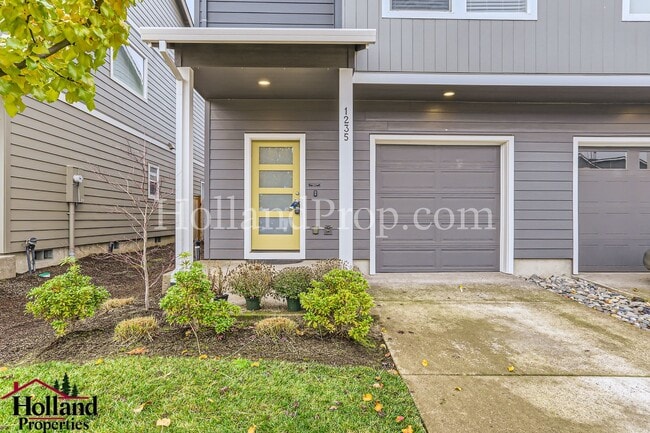 Building Photo - Gorgeous & Spacious Single-Home 3 beds 2.5 bath Available for you! NEW PRICE!
