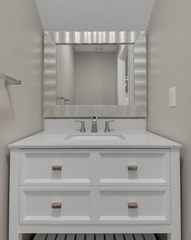 Building Photo - "Charming 2-Bed Townhouse Retreat with 2.5...