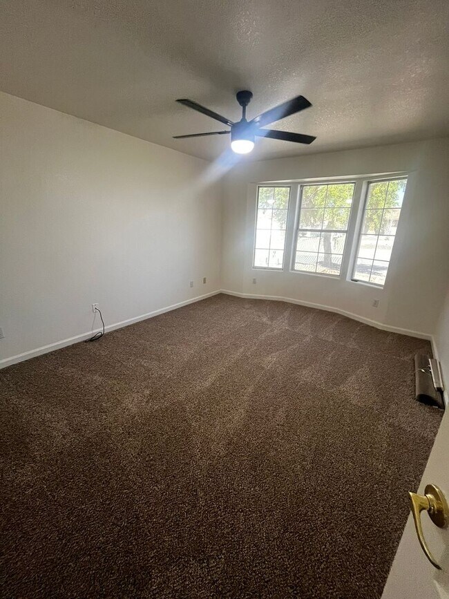 Building Photo - 210 White Oak Dr