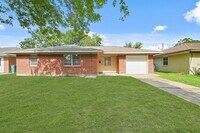 Building Photo - 2206 Hickory Ln