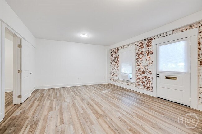 Building Photo - 512 E Liberty