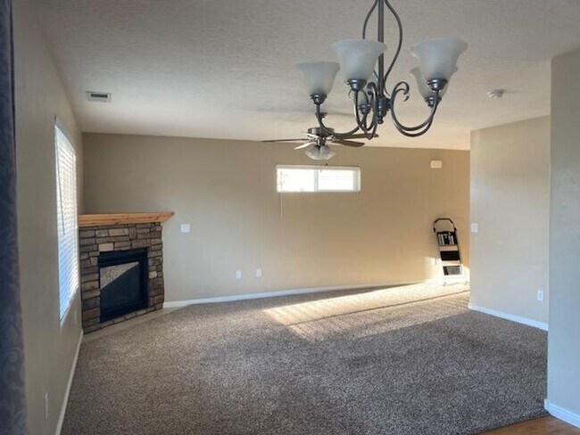 Building Photo - **Move-In Discount!** 3 Bed - 2.5 Bath Twin Home -Gemini Meadows