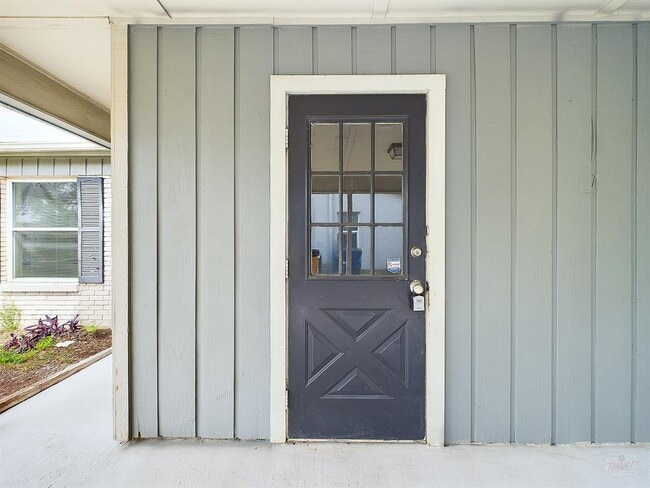 Building Photo - 1411 Kamar Dr