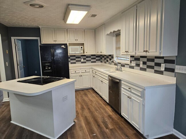 Building Photo - For rent 3 bedroom, 2 bath home