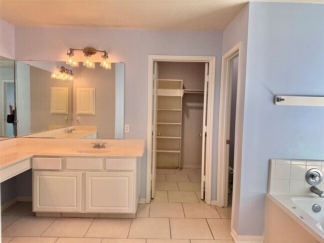 Building Photo - 14802 Bellflora Ct