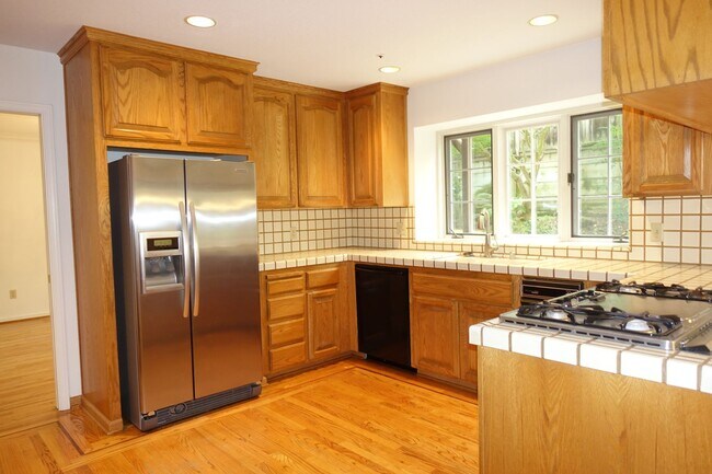 Building Photo - Spacious home, close to downtown Los Altos.  Easy commute location. Great Los Altos Schools!