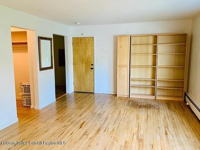 Building Photo - 2 Huguenot St